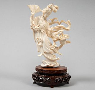 Quan Yin. China, siglo XX. Talla en marfil calado con base de madera. 15 cm de altura