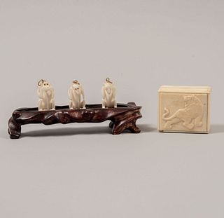 Lote de 2 figuras decorativas. Origen asiático, siglo XX. En talla de marfil. Consta de: los tres monos sabios y caja de rapé.