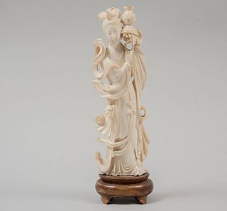 Quan Yin. China, siglo XX. Talla en marfil calado con base de madera. 23 cm de altura