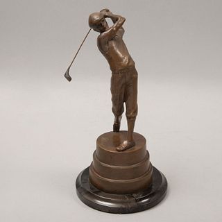 VÍCTOR MANUEL VILLAREAL. Golfista. Firmado. Fundición en bronce. Con base de mármol negro jaspeado. 30 cm altura con base