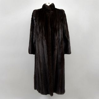Abrigo largo. Siglo XX. Elaborado en piel de mink color marrón. Con guardapolvo. Talla aproximada: mediana.