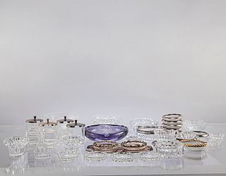 Lote de 40 piezas. Diferentes orígenes y diseños. Elaboradas en cristal y vidrio con aplicaciones de metal plateado, uno de murano.