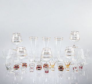 Lote de 40 copas y vasos. México. Siglo XX. Diferentes diseños. Elaboradas en cristal, algunas de pepita.