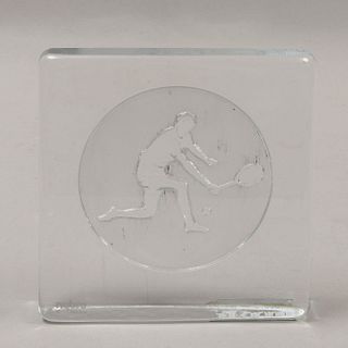 Pisapapeles. Suecia. Siglo XX. Diseño cuadrangular. Elaborado en vidrio Nybro. Decorado con medallón con tenista en bajo relieve.