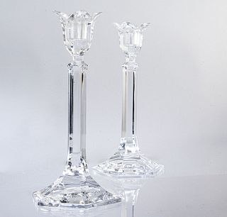 Par de candeleros. Suecia. SXX. Diseño facetado. Elaborados en cristal Orrefors. Con arandelas florales y fustes rectos. 29 cm altura