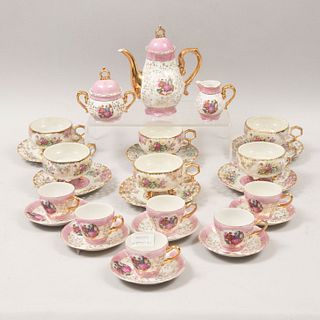 Servicio abierto de té y café. Japón. Siglo XX. Elaborado en porcelana. Acabado brillante e iridiscente. Piezas: 27