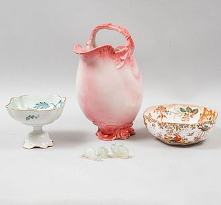 Lote de 7 piezas. SXX. En porcelana Limoges y Roaly Crown Derby, cerámica y vidrio prensado opalescente. Consta de: jarra, otros.