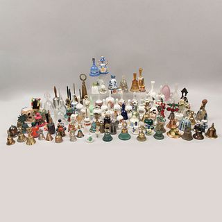 Colección de campanas. Diferentes orígenes, tamaños y diseños. Siglo XX. En porcelana, cerámica, vidrio, cristal, otros. Piezas: 118