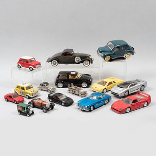 Lote 14 carros de colección a escala. Diferentes orígenes y escalas. Siglo XX. Elaborados en material sintético y metal.