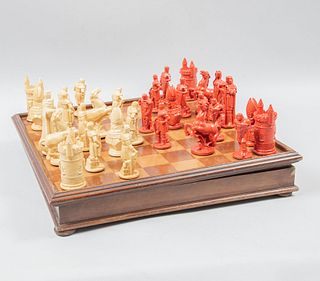 Juego de ajedrez. SXX Estilo medieval. En pasta y madera. Consta de: tablero, 16 piezas acabado crudo y 16 piezas color cinabrio.