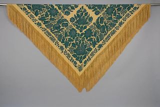 CHINESE EXPORT EMBROIDERED SHAWL, 1920s.