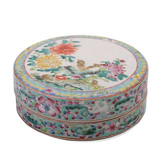 A CHINESE FAMILLE-ROSE ‘FLORAL’BOX AND COVER