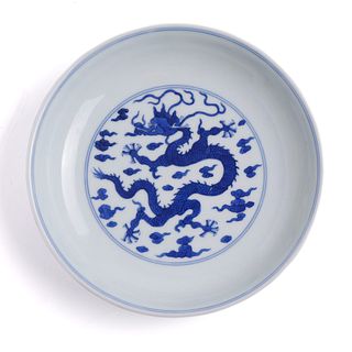 A BLUE AND WHITE ‘DRAGON’ DISH