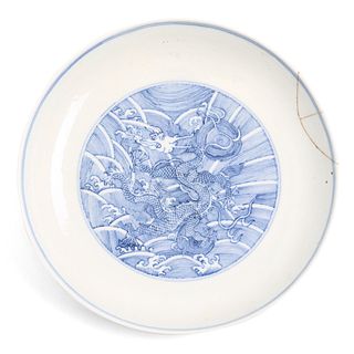 A CHINESE BLUE AND WHITE ‘DRAGON’ DISH
