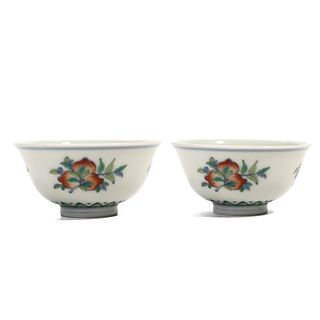 PAIR OF CHINESE FAMILLE-ROSE ‘FLORAL AND FRUIT’ BOWLS