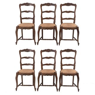 Lote de 6 sillas.  Francia.  Siglo XX.  En talla de madera de roble.  Con respaldos escalonados, asientos de palma tejida.