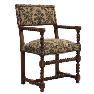 Sillón.  Francia.  Siglo XX.  En talla de madera de roble.  Con respaldo semiabierto y asiento en tapicería, fustes compuestos.