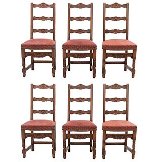 Lote de 6 sillas. Francia. Siglo XX. En talla de madera de roble. Con respaldos escalonados, asientos en tapicería color carmín.