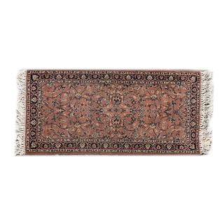 Tapete de pie de cama. Turquía. Siglo XX. Estilo Tabriz. Anudado a mano en fibras de lana y algodón. 60 x 124 cm