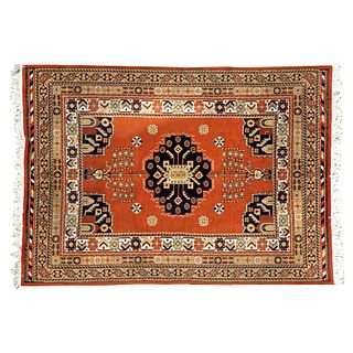 Tapete. Siglo XX. Estilo turcomano. Elaborado en fibras de lana y algodón. Decorado con medallón central. 235 x 165 cm
