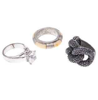 Tres anillos con simulantes en plata .925 y metal base. Tallas 6. Peso: 25.3 g.
