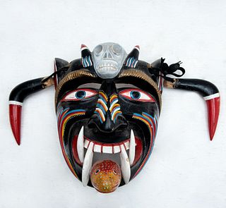 Lote de 2 máscaras de diablo. Siglo XX. Consta de: Máscara. Tócuaro, México. Elaborada en madera policromada. Otra.