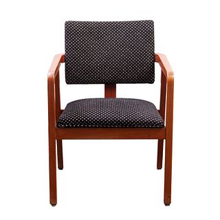 George Nelson. Sillón estilo "Lounge Chair". Ca. 1970. En madera con respaldo semiabierto y asiento acojinado en tapicería textil.