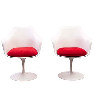 EERO SAARINEN (Finlandia, siglo XX) Par de sillones Tulip. En alumino laqueado, respaldos en resina con acojinados en textil rojo.