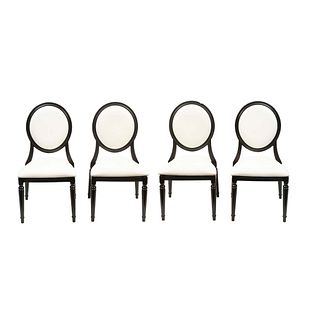 Lote de 4 sillas México. Siglo XX. Elaboradas en metal color negro. Con asientos de tapicería de tela blanca, respaldos ovalados.