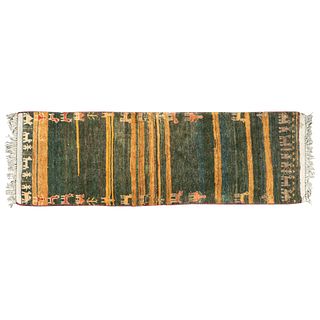 Tapete. India. Siglo XX. Anudado a mano en fibras de lana. Decorada con elementos zoomorfos y antropomorfos. 238 x 77 cm