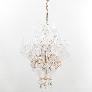 Candil. Siglo XX. Elaborado en metal dorado y cristal de murano. Para 9 luces. Diseño flamígero.