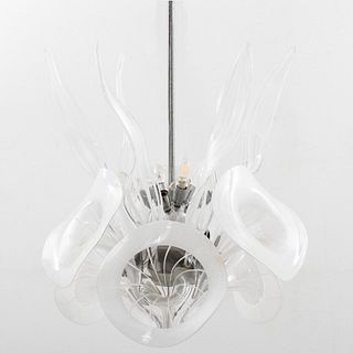 Lámpara de techo. Siglo XX. Estructura metálica con cristal de murano. Para 8 luces. Decorada con elementos orgánicos.