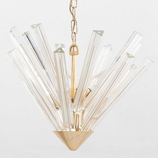Lámpara de techo. Siglo XX. Estructura de metal dorado y cristal. Para 6 luces. Diseño a manera de triangulo invertido.