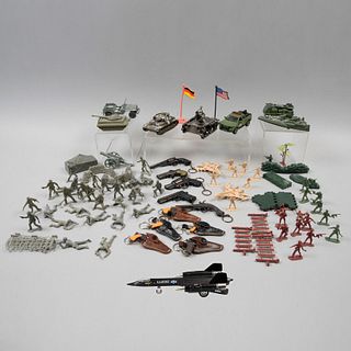 Lote de figuras de acción y llaveros. SXX. En material sintético, metal y vinipiel. Consta de: colección de soldados, vehículos, otros.