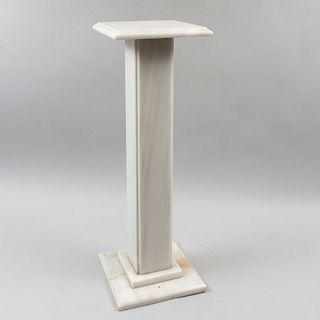 Pedestal. Siglo XX. Diseño a manera de columna. En talla de mármol blanco jaspeado. Con ábaco cuadrangular y fuste recto. 74 cm altura