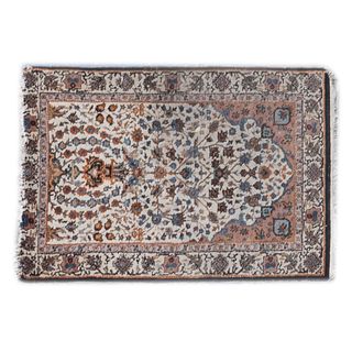 Tapete de oración. Persia, sXX. Anudado a mano en fibras de lana y algodón. Decorado con elementos florales y orgánicos. 60 x 88 cm