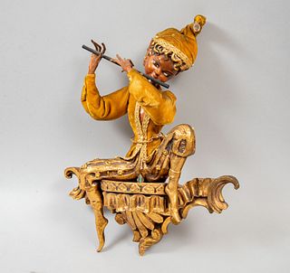Elfo flautista. SXX. Elaborado en resina moldeada policromada y dorada. Vestido con camisa y gorro de tela aterciopelada. 43 cm altura