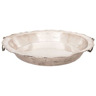 TRAY 19TH CENTURY Round, scalloped edge, low grade silver. Weight: 1295 g 16.1" (41 cm) in diameter