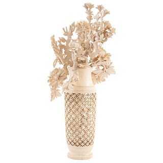 VASE CHINA, 20TH CENTURY Carved in ivory 21.1 x 10.2" (54 x 26 cm)