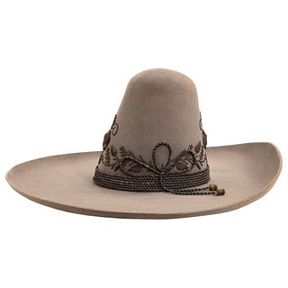CHARRO HAT, MEXICO 20TH CENTURY Made of short rabbit hair Decorated with a cord in gray and gold thread Made of short rabbit hair 