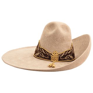 CHARRO HAT, MEXICO 20TH CENTURY Made of long rabbit hair Decorated with cord in brown and gold thread