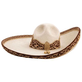 CHARRO HAT, MEXICO 20TH CENTURY Made of long rabbit hair Decorated with cord in brown and gold thread
