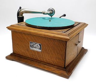 Victor Model VV-VI Oak Tabletop Phonograph Player