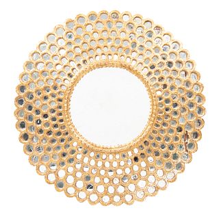 Espejo. Siglo XX. Elaborado en madera dorada. Con luna circular. Decorado con elementos lobulados con teselas de espejo. 59 cm diámetro