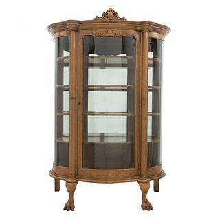Vitrina. Siglo XX. Estilo Chippendale. En talla de madera. Con puerta abatible de vidrio, espacio para entrepaños y soportes tipo garra
