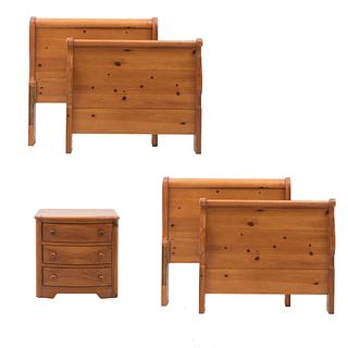 Recámara. Estados Unidos. Siglo XX. Marca Stanley furniture. Elaborados en madera. Consta de: Buró, 2 cabeceras y 2 pieceras.