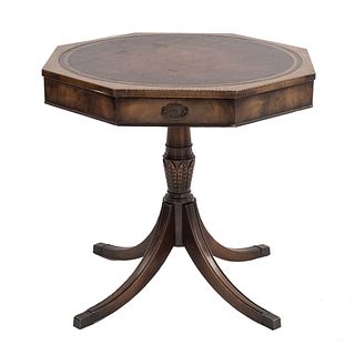 Mesa auxiliar. Siglo XX. Marca heirloom weiman tables. Elaborada en madera tallada y enchapada. Con cubierta octagonal.