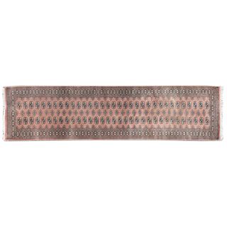 Tapete. Pakistán. Siglo XX. Elaborado en fibras de lana y algodón. Decorado con elementos geométricos y florales. 320 x 80 cm