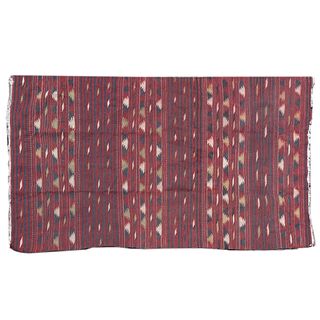 Tapete. Siglo XX. Estilo Kilim. Elaborado en fibras de lana. Decorado con motivos geométricos sobre fondo carmín.