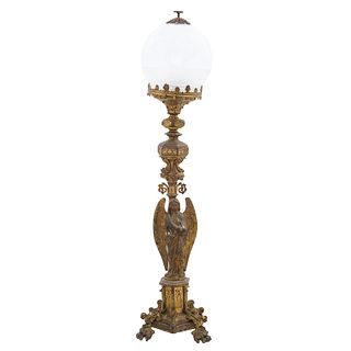 Lámpara de pie. CA. 1900 Elaborada en bronce dorado, base hexagonal con soporte trípode a manera de quimeras sobre figuras vegetales